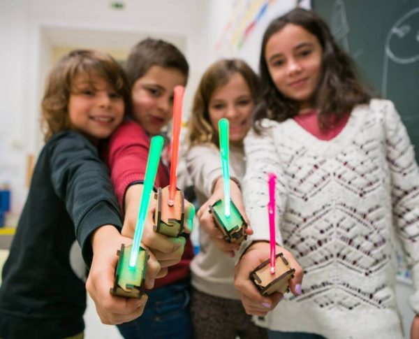 Crianças com espadas Lightsaber