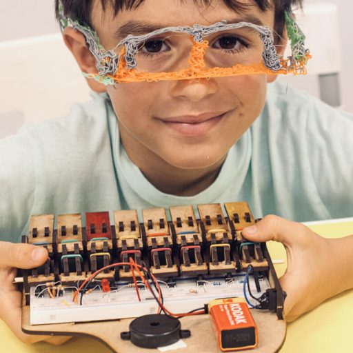 Criança com piano eletrónico TheInventors