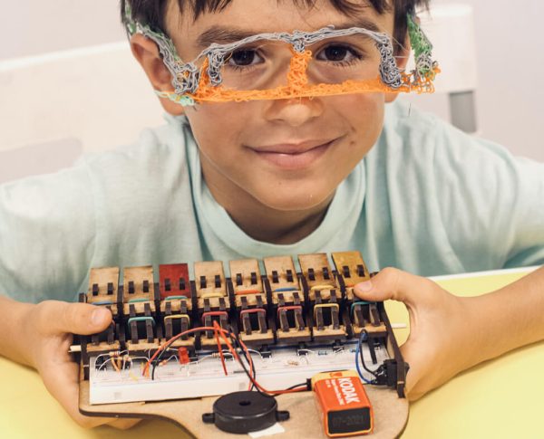 Criança com piano eletrónico TheInventors